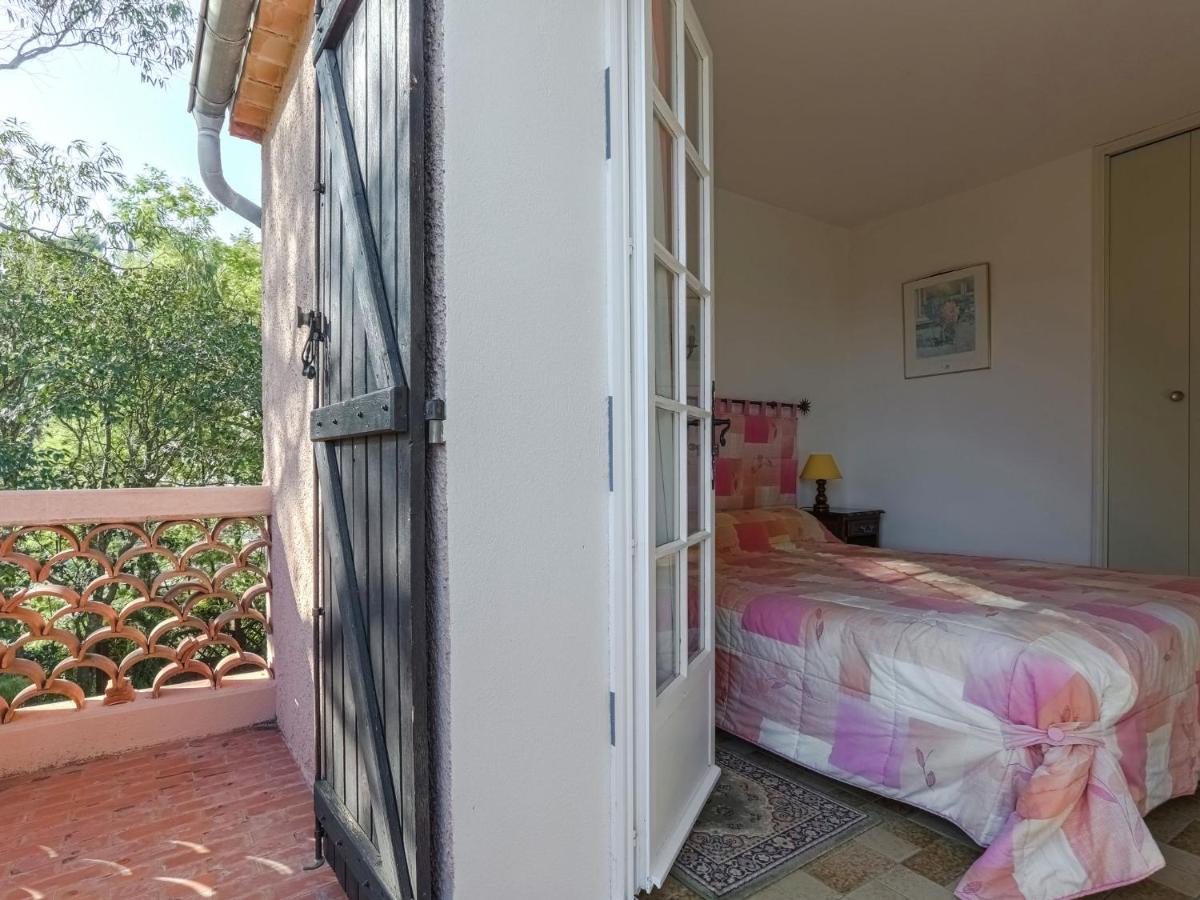 Snug Holiday Home In Bormes Les Mimosas With Pool Exteriör bild