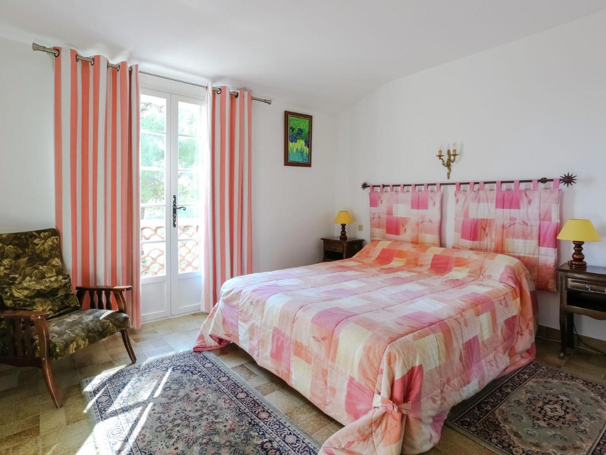 Snug Holiday Home In Bormes Les Mimosas With Pool Exteriör bild
