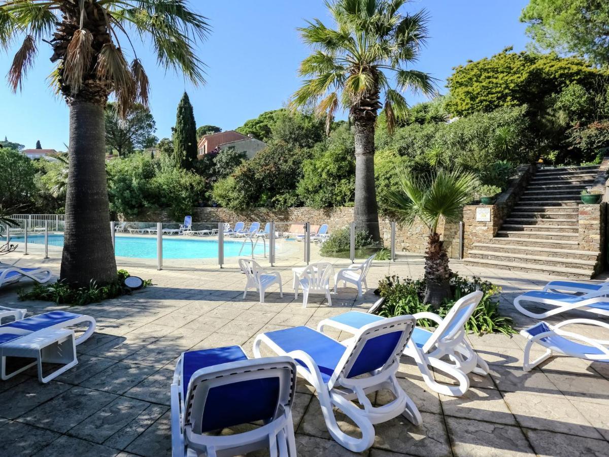 Snug Holiday Home In Bormes Les Mimosas With Pool Exteriör bild
