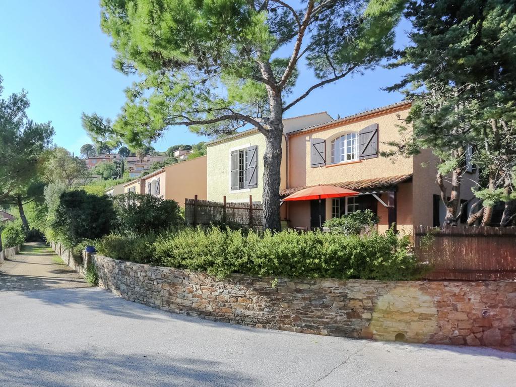 Snug Holiday Home In Bormes Les Mimosas With Pool Exteriör bild