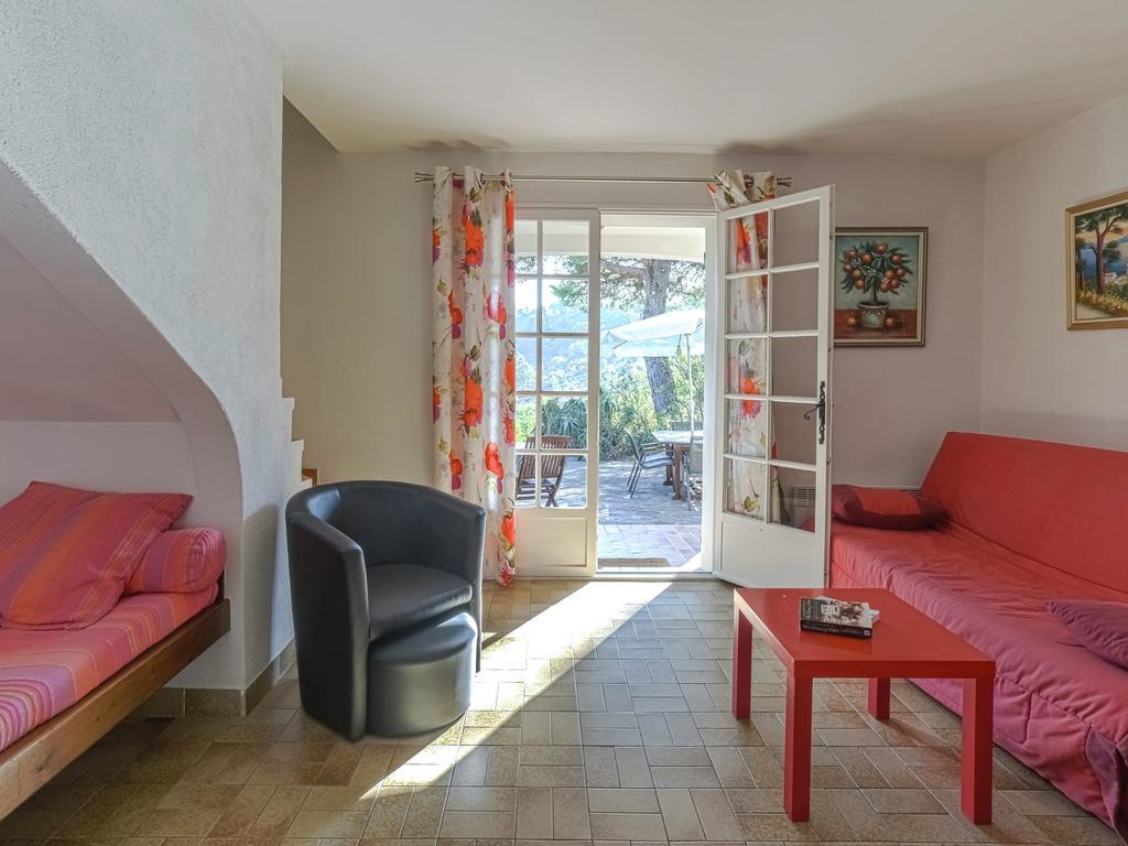 Snug Holiday Home In Bormes Les Mimosas With Pool Exteriör bild